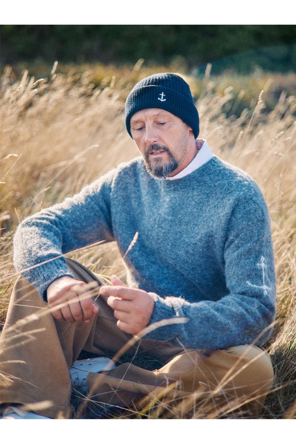 부드러운 셔틀랜드울 소재의 쉐기독 홀가먼트 스웨터입니다. 던 그레이 컬러로, 가을과 겨울에 따뜻하게 착용하기 좋습니다. 홀가먼트 공법으로 제작되어 봉제선 없이 자연스러운 실루엣을 연출하며, 입체적인 3차원 디자인이 특징입니다. 왼쪽 소매에는 앵커 포인트 디테일을 더해 포인트를 주었으며, 뛰어난 보온성과 복슬복슬한 텍스처로 편안한 착용감을 선사합니다. 베이직하고 클래식한 스타일로, 겨울 데일리룩, 모임룩, 출근룩에 활용하기 좋습니다.
