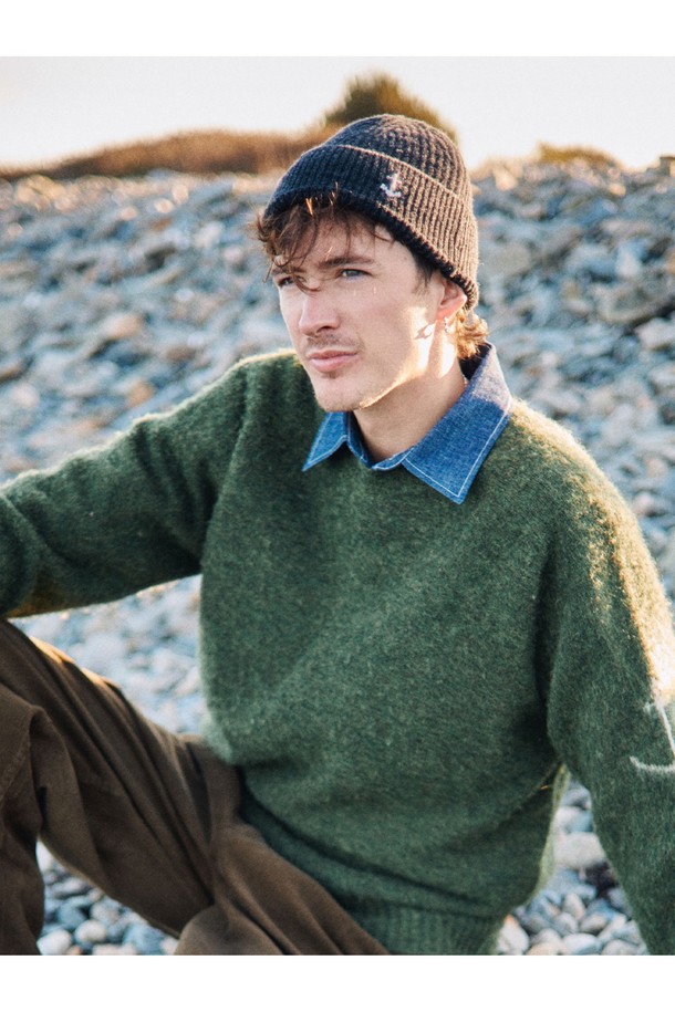 앵커 플로팅 숏 비니 - 차콜은 부드러운 촉감의 메리노 울 소재로 제작된 공용 비니입니다. 숏 기장으로 디자인되어 가을, 겨울철 데일리룩, 산책룩, 여행룩 등 다양한 TPO에 활용하기 좋습니다. 고밀도 니팅 공법과 두꺼운 두께감으로 보온성이 뛰어나며, 통기성 또한 우수하여 쾌적한 착용감을 제공합니다. 클래식, 미니멀, 캐주얼 스타일 모두 소화 가능하며, 앵커 디자인 장식이 포인트입니다. 내구성이 뛰어나 오랫동안 착용할 수 있습니다.
