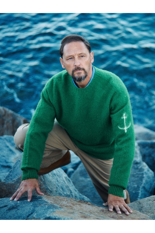 코튼 와이드 치노 팬츠 - 카키는 부드러운 면 소재로 제작되어 편안한 착용감을 선사합니다. 베이직하고 캐주얼한 스타일로 데이트룩, 카페룩 등 다양한 TPO에 활용하기 좋습니다. 넉넉한 루즈핏 와이드 실루엣에 YKK 지퍼, 백 플랩 포켓, 코인 포켓 등 실용적인 디테일을 더했습니다. 사이드 웨이스트 조절 기능과 가먼트 바이오워싱 처리로 완성도를 높였으며, 내추럴 레더 패치가 고급스러움을 더합니다. 봄, 가을 시즌에 어울리는 긴 기장의 무지 치노 팬츠로 캐주얼, 클래식, 미니멀 스타일을 연출해보세요.
