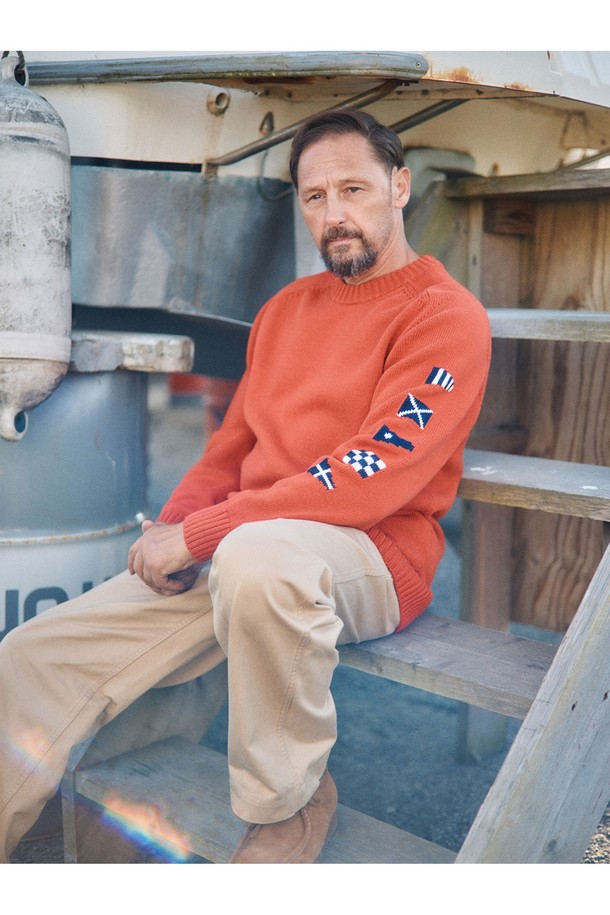 1940 오피서 치노 팬츠 - 라이트 카키는 밀리터리 스타일과 클래식한 무드를 결합한 남성용 치노 팬츠입니다. 사계절용으로, 릴랙스핏의 편안한 착용감을 선사하며, 두꺼운 두께감과 부드러운 촉감이 특징입니다. 고밀도 면 트윌 원단으로 제작되었으며, 바이오워싱 가공을 통해 자연스러운 질감을 더했습니다. 더블 웰트 포켓, 코인 포켓, YKK 지퍼, 천연 너트 버튼 등의 섬세한 디테일과 곡선 허리밴드가 돋보입니다. 출근룩이나 비즈니스 캐주얼, 클래식, 미니멀, 워크웨어 스타일을 즐겨 입는 분들께 추천합니다.
