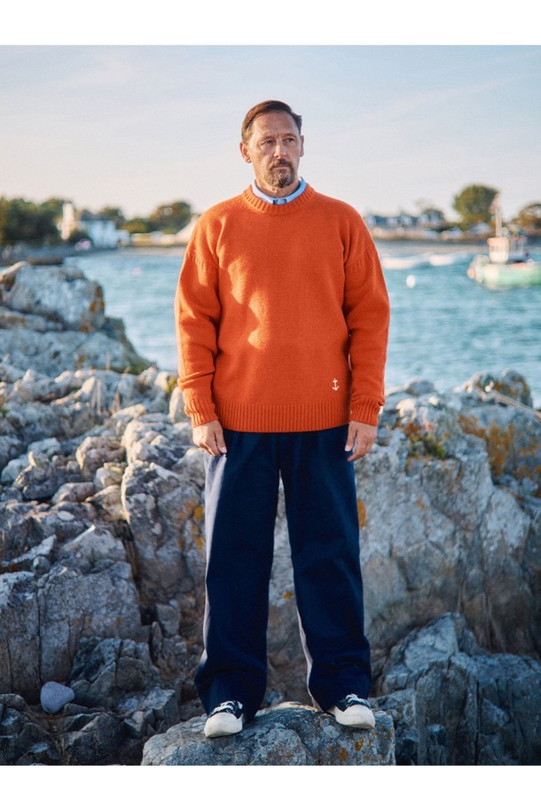 1940 오피서 치노 팬츠는 남성용 치노팬츠로, 밀리터리 및 클래식 스타일을 기반으로 제작되었습니다. 네이비 컬러의 무지 디자인에 릴랙스 핏으로 편안한 착용감을 선사하며, 사계절 내내 활용 가능합니다. 면 소재로 제작되어 부드러운 촉감을 자랑하며, YKK 지퍼, 천연 혼 버튼, 더블 웰트 포켓, 코인 포켓 등 디테일한 부분까지 신경 썼습니다. 바이오 워싱 가공을 통해 자연스러운 에이징 효과를 더하여, 출근룩, 비즈니스 캐주얼, 모임룩 등 다양한 TPO에 맞춰 클래식, 미니멀, 워크웨어 스타일을 연출할 수 있습니다.
