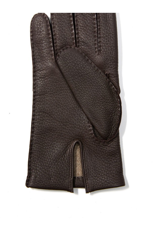 캠브리지 사슴가죽 장갑 - 바크는 부드러운 촉감의 사슴가죽과 가죽 소재로 제작되어 가을, 겨울철 보온성을 제공하는 장갑입니다. 클래식하고 미니멀한 스타일의 무지 디자인에 바크 또는 브라운 컬러를 선택할 수 있으며, 스티치 디테일이 돋보입니다. 캠브리지 시리즈로 출시되어 일상에서 편안하게 착용하기 좋습니다. 남녀 공용으로 사용할 수 있는 실용적인 겨울 필수템입니다.
