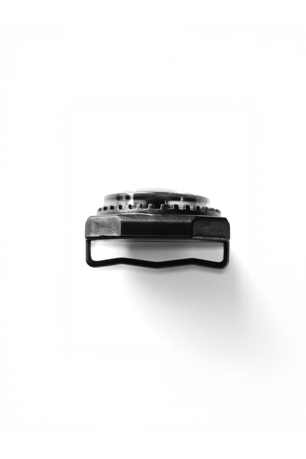 **나침반 for 19-22mm 밴드**는 아웃도어 활동, 등산, 그리고 전문가를 위해 설계된 다기능 나침반입니다. 블랙 컬러에 카본파이버, 티타늄, 스테인리스 스틸, 알루미늄, 폴리카본 등 내구성이 뛰어난 소재를 사용하여 제작되었습니다. 19-22mm NATO 밴드와 호환되며, 3 Bar/ATM (30m) 및 5 Bar/ATM (50m) 방수 기능을 제공합니다. 인체공학적 디자인과 경량 설계로 착용감을 높였으며, 야간 가시성을 위한 야광 기능을 탑재했습니다. 고도계, 액체 충전식 나침반, 고도/저압 환경에서의 사용을 지원하여 등산룩, 여행룩, 캠핑룩 등 고프코어, 미니멀, 클래식 스타일을 즐기는 사용자에게 적합합니다.
