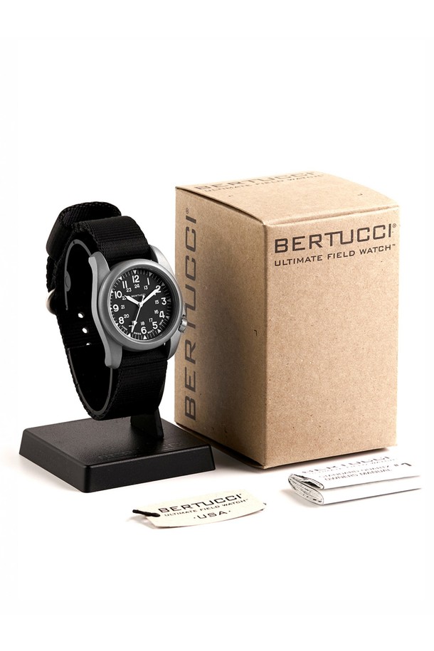 A-2S 빈티지 필드워치 11500은 남녀 모두 착용 가능한 밀리터리 스타일의 필드워치입니다. 블랙과 실버 색상으로 출시되었으며, 스테인리스 스틸과 나일론 소재를 사용하여 내구성을 높였습니다. 100m 방수 기능, Super-LumiNova 야광 처리, 내충격 기능을 갖춰 아웃도어, 전술용, 일상생활에서 폭넓게 활용할 수 있습니다. 4시 방향 크라운, NATO 스트랩, 유니바디 케이스, 24시간 다이얼 마킹 등 빈티지 워치 스타일을 완성하는 디테일이 돋보입니다. 여행룩, 클래식, 미니멀, 워크웨어 스타일을 즐기는 분들께 추천합니다.
