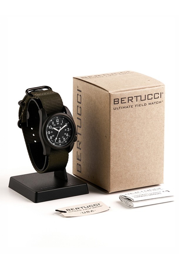 A-2S 빈티지 필드워치 11510은 클래식, 미니멀, 캐주얼 스타일을 즐기는 분들을 위한 시계입니다. 데이트룩, 카페룩, 쇼핑룩 등 다양한 TPO에 매치하여 세련된 분위기를 연출할 수 있습니다. 빈티지한 디자인과 심플한 디자인의 조화는 어떤 스타일에도 자연스럽게 어울립니다. 시계의 크기, 소재, 특징 등 자세한 정보는 상품 상세 페이지에서 확인하실 수 있습니다. 지금 바로 A-2S 빈티지 필드워치 11510으로 당신의 스타일을 완성해 보세요.
