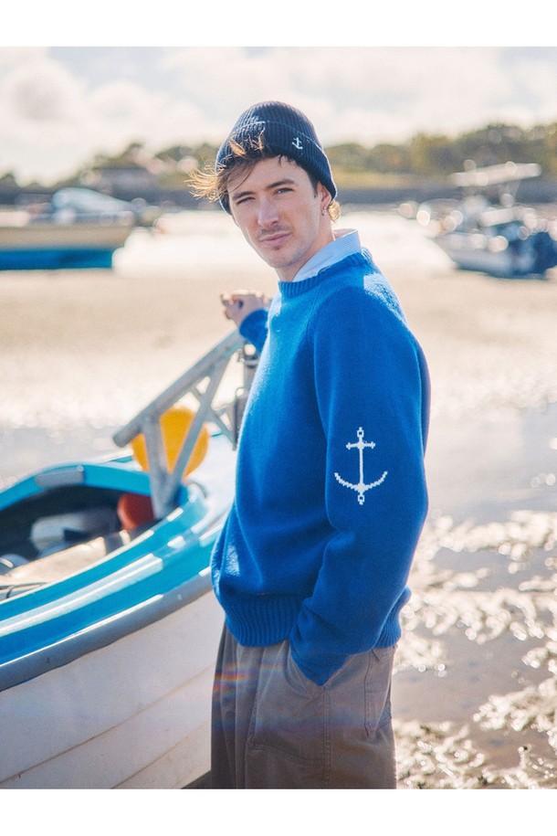 코튼 베이커 밴딩 팬츠 - 카키는 편안함과 스타일을 동시에 잡은 남성용 반바지입니다. 면 소재로 제작되어 봄, 여름 시즌에 시원하게 착용하기 좋으며, 루즈핏 디자인으로 활동성을 높였습니다. 허리 밴딩 처리로 편안한 착용감을 제공하며, 베이직하고 캐주얼한 스타일로 다양한 상의와 매치하기 좋습니다. 여행이나 휴가와 같은 TPO에 적합하며, 캐주얼, 미니멀, 클래식 스타일을 연출하기 좋습니다. 무지 디자인과 카키 컬러로 어떤 상의에도 잘 어울려 데일리룩으로 활용하기 좋습니다.
