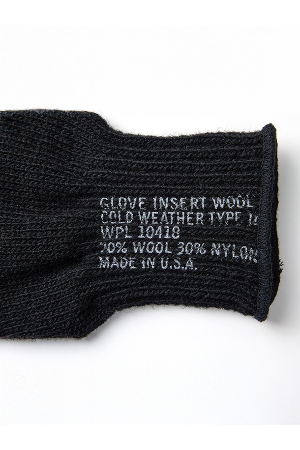 밀리터리 핑거리스 장갑 - 블랙은 일상과 아웃도어 활동에 적합한 남녀 공용 장갑입니다. 가을, 겨울철 보온성을 높여주는 두꺼운 두께감과 부드러운 촉감이 특징이며, 신축성 있는 나일론과 폴리에스터 혼방 소재로 제작되었습니다. 손가락이 노출되는 핑거리스 디자인은 캐주얼, 미니멀, 워크웨어 스타일과 잘 어울립니다. 무지 디자인의 블랙 컬러로 다양한 스타일에 매치하기 용이합니다. 밀리터리 스타일을 선호하는 분들께 추천합니다.
