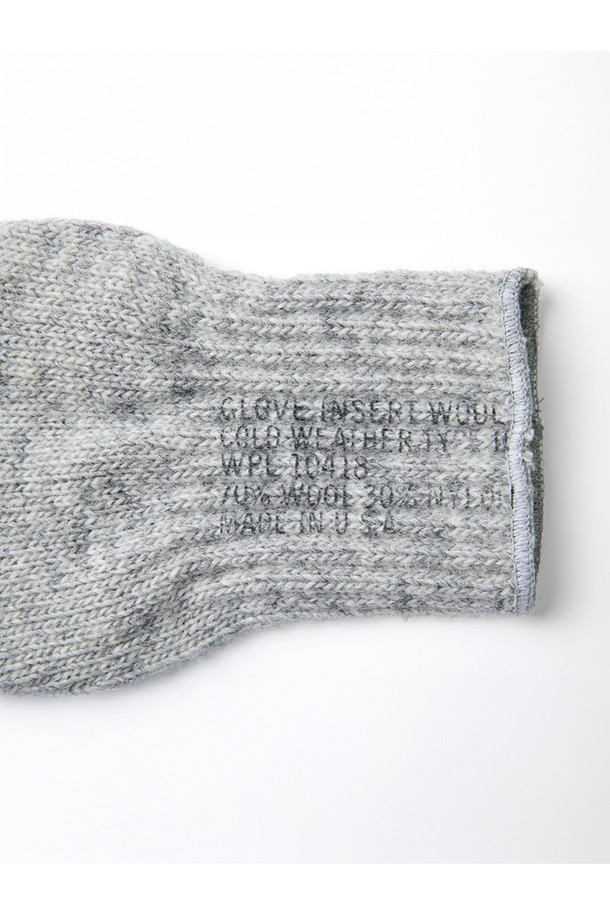 밀리터리 핑거리스 장갑 - 그레이는 가을, 겨울철에 착용하기 좋은 공용 장갑입니다. 부드러운 니트 소재의 골지 패턴으로 제작되어 따뜻하고 편안한 착용감을 제공합니다. 손가락 부분이 오픈된 핑거리스 디자인으로, 출근룩, 캐주얼, 미니멀, 워크웨어 스타일과 잘 어울립니다. 사이즈 조절이 가능하며, 얇은 두께감으로 활동성을 높였습니다. 그레이 컬러는 어떤 스타일에도 무난하게 매치되어 실용성을 더합니다.
