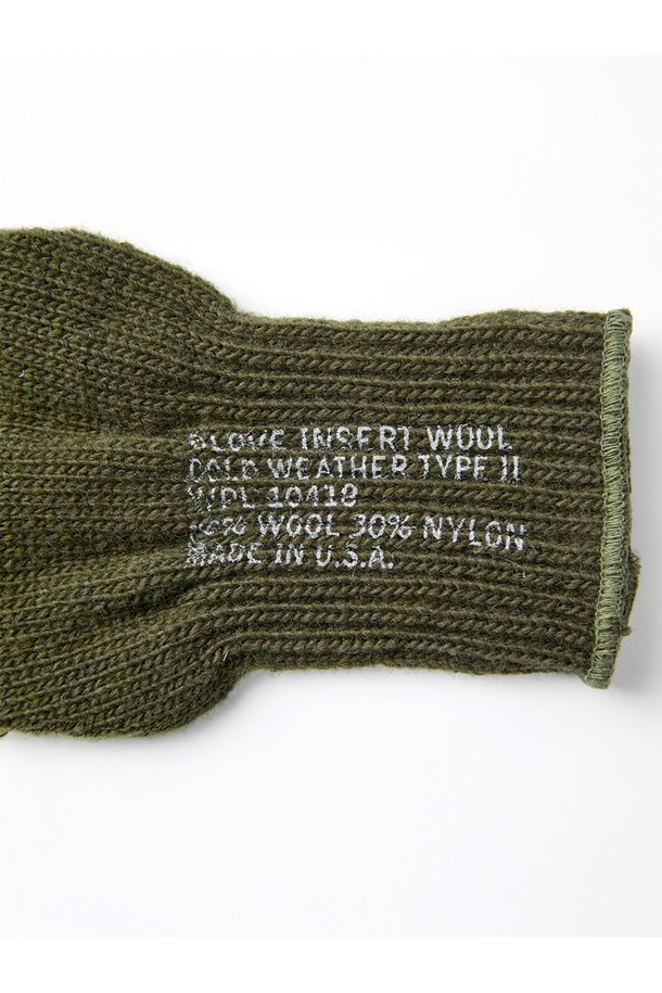 밀리터리 스타일을 강조한 올리브색 풀핑거 장갑입니다. 울과 나일론 혼방 소재로 제작되어 부드러운 촉감과 뛰어난 보온성을 자랑합니다. 가을, 겨울 시즌에 착용하기 좋으며, 일상생활은 물론 밀리터리 룩 연출에도 활용할 수 있습니다. 클래식, 미니멀, 워크웨어 스타일과 함께 출근룩에 포인트를 더해보세요. 
