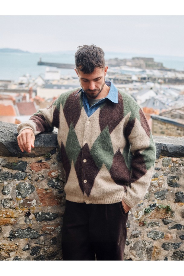 알파카 아가일 가디건 - 올리브는 가을, 겨울 시즌에 어울리는 남녀 공용 의류입니다. 클래식하고 캐주얼한 스타일을 연출하며, 레귤러핏과 V넥 디자인으로 편안한 착용감을 제공합니다. 부드러운 촉감의 알파카 소재로 제작되었으며, 두꺼운 두께감으로 따뜻함을 더합니다. 아가일 패턴과 긴소매, 버튼 여밈 방식의 카디건으로, 출근룩이나 모임룩 등 다양한 TPO에 활용할 수 있습니다. 올리브, 브라운, 베이지 세 가지 색상으로 만나보세요.
