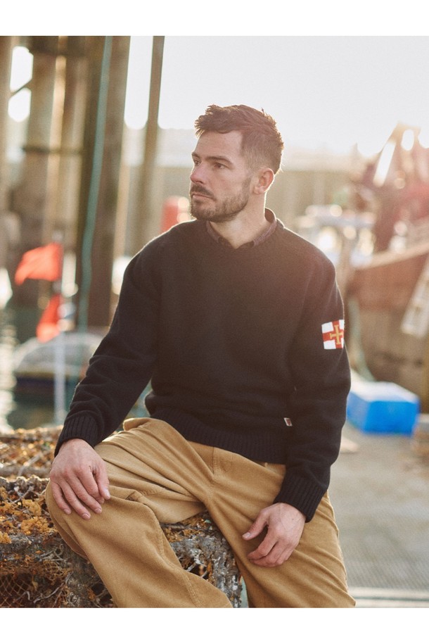 슈퍼 파인 메리노울 새들 스웨터 - 블랙은 고급 메리노울 소재로 제작되어 부드러운 촉감을 자랑합니다. 일상용으로 적합하며, 가을과 겨울에 따뜻하게 착용할 수 있습니다. 미니멀하고 베이직한 스타일로, 어떤 옷에도 잘 어울리는 활용도 높은 아이템입니다. 레귤러 핏에 라운드넥 디자인, 긴 소매 기장으로 편안한 착용감을 선사합니다. 무지 패턴의 블랙 컬러는 세련된 분위기를 더합니다.
