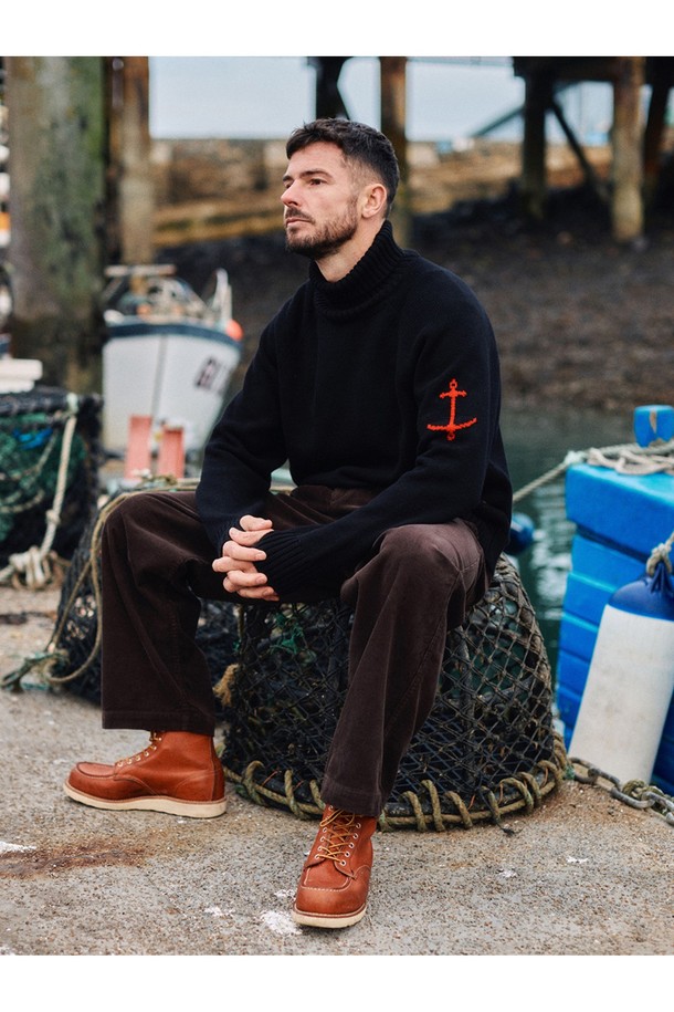 부드러운 헤비코튼 소재로 제작되어 포근한 착용감을 선사하는 헤비코튼 터틀넥 스웨터입니다. 베이직하고 캐주얼한 무드로, 가을과 겨울철 데일리룩에 활용하기 좋습니다. 레귤러핏으로 제작되어 편안한 활동성을 제공하며, 블랙 컬러로 어떤 하의와도 잘 어울립니다. 긴 소매와 터틀넥 디자인으로 보온성을 높였으며, 두꺼운 두께감으로 겨울철에도 따뜻하게 착용할 수 있습니다. 미니멀, 클래식 스타일을 즐겨 입는 분들께 추천합니다.
