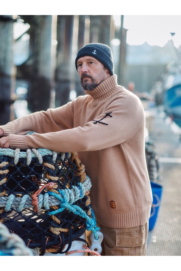 헤비 코튼 소재의 카멜 컬러 터틀넥 스웨터입니다. 넉넉한 두께감과 부드러운 촉감으로 가을, 겨울철 따뜻하게 착용하기 좋습니다. 베이직하고 캐주얼한 스타일로 다양한 룩에 활용하기 좋으며, 레귤러 핏으로 편안함을 더했습니다. 긴 소매 기장의 무지 디자인으로 미니멀하면서도 클래식한 분위기를 연출합니다. 데일리룩으로 활용하기 좋은 실용적인 아이템입니다.
