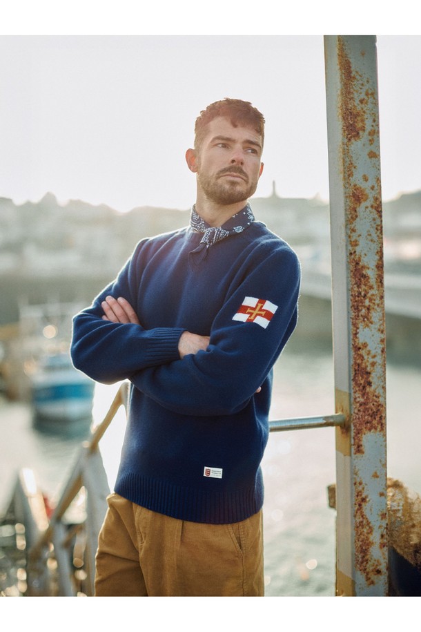 슈퍼 파인 메리노울 새들 스웨터 - 미드나잇 블루는 부드러운 촉감의 메리노울 소재로 제작된 레귤러핏 라운드넥 긴소매 스웨터입니다. 가을, 겨울 시즌에 어울리는 베이직하고 클래식한 스타일로, 일상복뿐만 아니라 출근룩으로도 활용 가능합니다. 얇은 두께감으로 편안한 착용감을 선사하며, 미니멀하고 캐주얼한 스타일을 연출하기 좋습니다. 특히, 영국 국기 패치 디테일이 포인트로 더해져 세련된 느낌을 줍니다.
