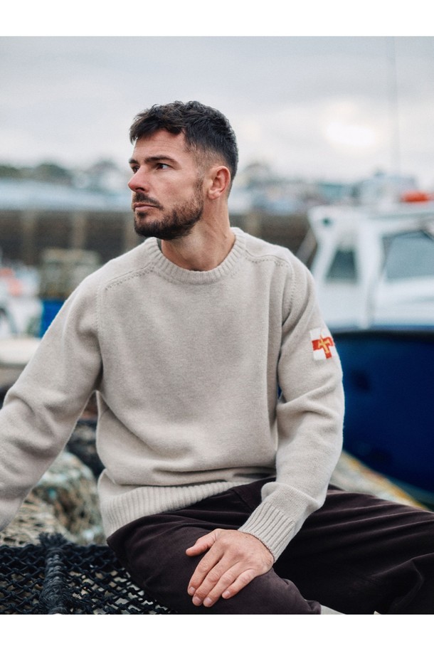 부드러운 촉감이 돋보이는 슈퍼 파인 메리노울 새들 스웨터 - 베이지입니다. 고급스러운 메리노울 소재로 제작되어, 가을과 겨울에 따뜻하게 입을 수 있습니다. 라운드넥과 레귤러핏 디자인으로 어떤 스타일에도 잘 어울리는 베이직한 아이템입니다. 심플한 디자인과 베이지 컬러가 미니멀하고 클래식한 분위기를 연출합니다. 긴 소매 기장의 무지 디자인으로, 다양한 룩에 활용하기 좋습니다.
