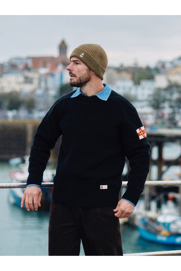 슈퍼 파인 메리노울 케이블 스웨터 - 블랙은 고급 메리노울 소재로 제작되어 부드러운 촉감을 선사하는 남녀 공용 스웨터입니다. 가을, 겨울 시즌에 어울리며, 베이직하고 클래식한 스타일로 다양한 룩에 활용하기 좋습니다. 레귤러 핏에 라운드넥 디자인, 긴소매 기장으로 편안한 착용감을 제공하며, 두꺼운 두께감으로 따뜻하게 입을 수 있습니다. 특히, 케이블 패턴이 돋보여 미니멀하면서도 세련된 분위기를 연출하며 출근룩에도 적합합니다.
