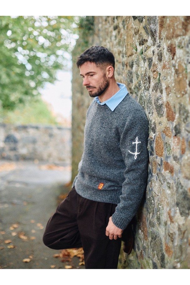 네프사 새들 스웨터 - 차콜은 울 소재로 제작되어 부드러운 촉감을 자랑하는 남녀 공용 스웨터입니다. 톤 다운된 차콜 컬러와 베이직한 디자인으로, 캐주얼 및 클래식, 미니멀 스타일 모두 소화 가능하며 출근룩으로도 활용하기 좋습니다. 레귤러 핏에 라운드넥 디자인, 긴 소매 기장으로 제작되었으며, 두꺼운 두께감으로 가을, 겨울 시즌에 따뜻하게 착용할 수 있습니다. 앵커 로고 자수 디테일이 포인트로 더해져 세련된 느낌을 선사합니다.
