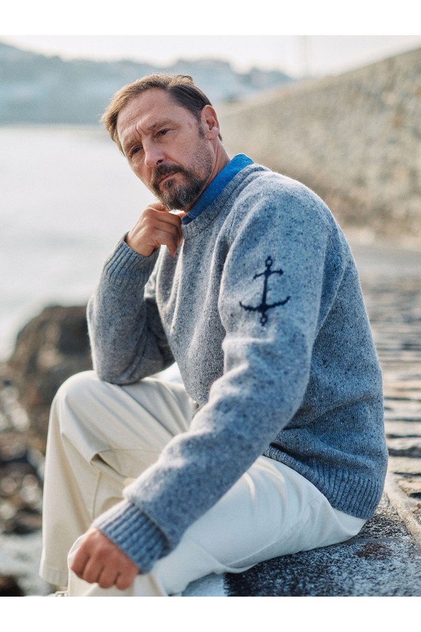 네프사 새들 스웨터 - 그레이는 가을, 겨울 시즌에 어울리는 공용 니트/스웨터입니다. 부드러운 울 소재로 제작되어 포근한 착용감을 선사하며, 레귤러핏과 라운드넥 디자인으로 편안한 착용감을 제공합니다. 베이직하고 캐주얼한 스타일에 무지 패턴의 그레이 컬러가 더해져 어떤 룩에도 잘 어울립니다. 출근룩, 캐주얼, 클래식, 미니멀 스타일 연출에 적합하며, 심플한 자수 디테일이 포인트로 더해졌습니다. 두꺼운 두께감으로 따뜻함을 유지하며, 긴 소매 기장으로 간결한 맵시를 더합니다.
