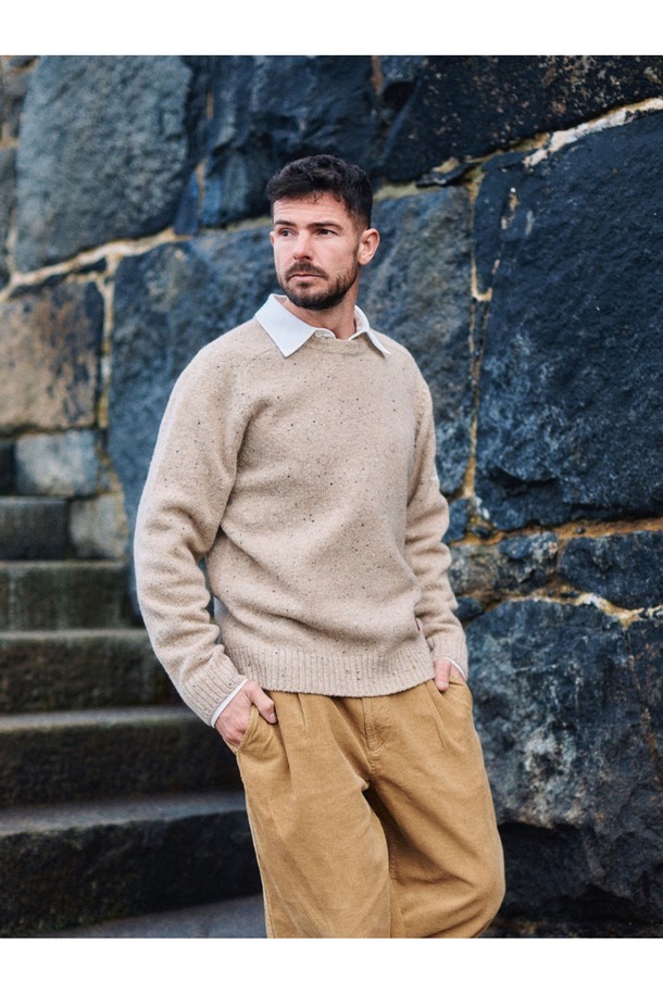 네프사 새들 스웨터 - 베이지는 가을과 겨울, 일상과 출근룩에 모두 잘 어울리는 공용 스웨터입니다. 부드러운 울 소재로 제작되어 따뜻하고 포근한 착용감을 선사하며, 레귤러 핏과 라운드넥 디자인으로 편안한 착용감을 제공합니다. 베이직, 캐주얼, 클래식, 미니멀 스타일을 추구하는 분들께 추천하며, 앵커 자수 디테일이 포인트로 더해져 밋밋함을 덜어줍니다. 두꺼운 두께감과 긴 소매 기장으로 추운 날씨에도 따뜻하게 입을 수 있습니다.
