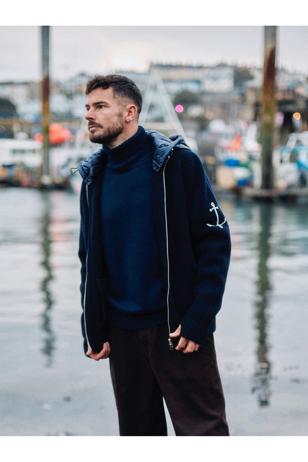 네이비 컬러의 디테쳐블 패딩 후드 헤비 집업 스웨터입니다. 쌀쌀한 가을과 추운 겨울철, 캐주얼하고 스포티한 스타일을 연출하기에 적합합니다. 레귤러 핏에 긴 소매 기장으로 제작되었으며, 두꺼운 두께감의 니트 소재와 패딩 안감으로 보온성을 높였습니다. 탈부착 가능한 후드 디자인으로, 출근룩이나 캠핑룩 등 다양한 TPO에 맞춰 활용할 수 있습니다. 무지 패턴으로 미니멀한 스타일 연출에도 용이합니다.
