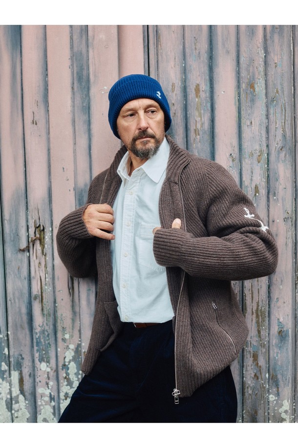 브리티쉬 립 투웨이 집업 스웨터 - 브라운은 가을과 겨울, 당신의 일상에 클래식하고 베이직한 무드를 더해줄 아이템입니다. 부드러운 울 소재로 제작되어 포근한 착용감을 선사하며, 레귤러 핏으로 편안하게 착용할 수 있습니다. 앵커(닻) 자수 디테일이 돋보이며, 투웨이 지퍼와 긴소매 디자인으로 실용성을 높였습니다. 출근룩, 모임룩, 데이트룩 등 다양한 TPO에 활용할 수 있으며, 클래식, 미니멀, 캐주얼 스타일 모두 소화 가능합니다. 두꺼운 두께감으로 따뜻함을 더했습니다.
