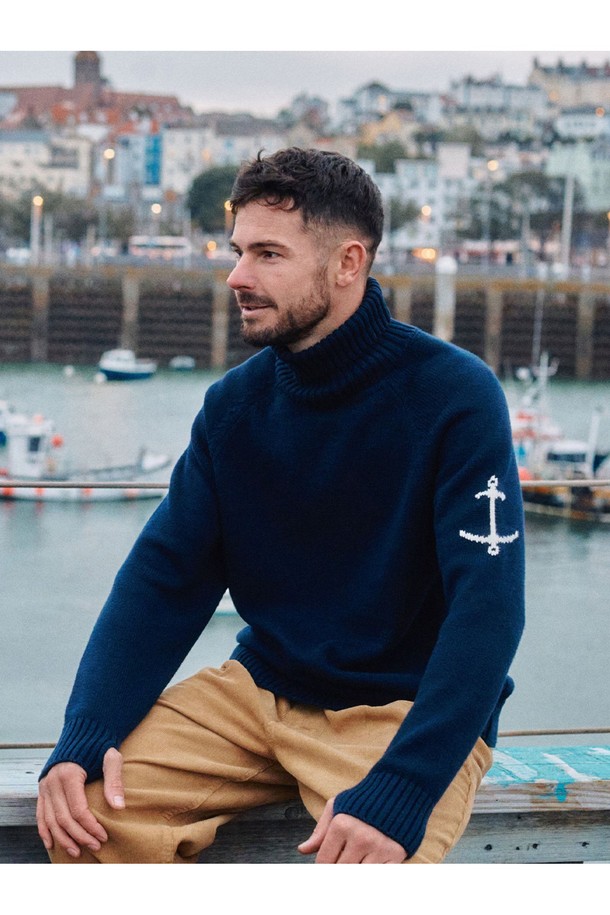 네이비 색상의 헤비코튼 터틀넥 스웨터입니다. 넉넉한 두께감의 헤비코튼 소재로 제작되어 가을, 겨울철 따뜻하게 착용하기 좋습니다. 베이직하고 캐주얼한 디자인으로, 출근룩과 모임룩 등 다양한 TPO에 활용할 수 있습니다. 레귤러핏으로 제작되어 편안한 착용감을 제공하며, 캐주얼, 클래식, 미니멀 스타일 모두 소화 가능합니다. 긴 소매와 터틀넥 디자인으로 보온성을 높였습니다.
