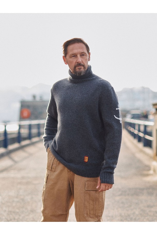 부드러운 촉감의 슈퍼 파인 메리노울 소재로 제작된 차콜 컬러의 터틀넥 스웨터입니다. 얇은 두께감으로 가을, 겨울철에 착용하기 좋으며, 레귤러핏 디자인으로 편안한 착용감을 선사합니다. 베이직하고 캐주얼한 스타일로 출근룩, 모임룩 등 다양한 TPO에 활용 가능합니다. 앵커 자수 디테일이 포인트로 더해져 클래식하고 미니멀한 무드를 연출합니다. 긴 소매 기장의 레귤러 기장 상의로, 데일리룩에 활용하기 좋은 아이템입니다.
