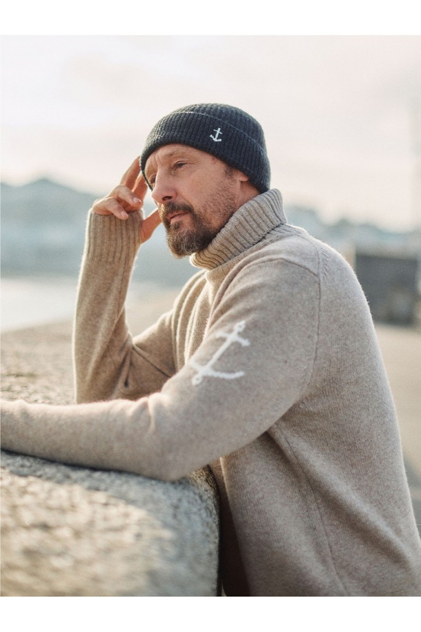 부드러운 촉감의 고급 메리노울 소재로 제작된 베이지색 슈퍼 파인 메리노울 터틀넥 스웨터입니다. 가을, 겨울 시즌에 어울리는 두꺼운 두께감으로 따뜻하게 착용할 수 있으며, 베이직하고 미니멀한 스타일을 연출합니다. 레귤러핏으로 편안한 착용감을 선사하며, 긴 소매와 터틀넥 디자인이 특징입니다. 일상에서 클래식하고 미니멀한 스타일을 선호하는 분들께 추천합니다.
