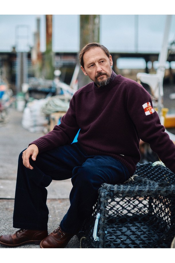 **슈퍼 파인 메리노울 새들 스웨터 - 버건디**는 가을과 겨울, 데일리룩과 출근룩에 모두 잘 어울리는 베이직하고 클래식한 스타일의 니트 스웨터입니다. 부드러운 촉감의 메리노울 소재로 제작되어 따뜻하고 편안한 착용감을 선사하며, 레귤러 핏과 라운드넥 디자인으로 어떤 스타일에도 쉽게 매치할 수 있습니다. 특히 어깨 부분의 새들 디테일이 은은한 포인트를 더합니다. 버건디 컬러는 세련된 분위기를 연출하며, 두꺼운 두께감으로 겨울철에도 따뜻하게 입을 수 있습니다. 긴 소매 기장으로 더욱 포근한 느낌을 줍니다.
