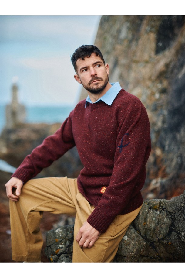 네프사 새들 스웨터 - 버건디는 울과 아크릴 혼방 소재로 제작되어 부드러운 촉감과 따뜻함을 선사합니다. 라운드넥과 레귤러핏 디자인으로 베이직하면서도 캐주얼한 스타일을 연출하며, 가을과 겨울에 활용하기 좋습니다. 두께감이 있는 긴소매 스웨터로, 로고 디테일이 은은하게 포인트를 더합니다. 버건디 컬러는 클래식하고 미니멀한 무드를 자아내 일상복으로 활용하기 좋습니다.
