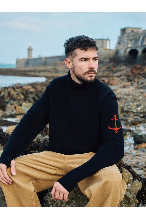 슈퍼 파인 메리노울 터틀넥 스웨터 - 블랙은 부드러운 촉감의 슈퍼 파인 울 소재로 제작되어 가을과 겨울에 따뜻하게 착용하기 좋습니다. 베이직하고 미니멀한 스타일로, 일상복으로 활용하기 좋은 아이템입니다. 레귤러 핏에 긴 소매 기장, 터틀넥 디자인으로 세련된 느낌을 더했습니다. 무지 패턴의 블랙 컬러로 어떤 하의와도 쉽게 매치할 수 있어 활용도가 높습니다.
