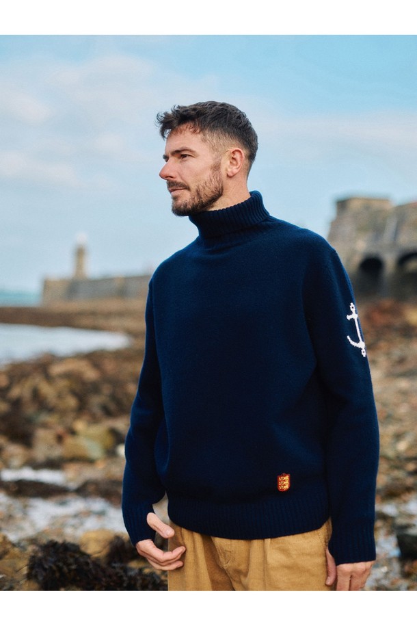 네이비 컬러의 슈퍼 파인 메리노울 터틀넥 스웨터입니다. 부드러운 촉감의 두꺼운 울 소재로 제작되어 가을, 겨울철 따뜻하게 착용할 수 있습니다. 베이직하고 클래식한 스타일로 출근룩, 오피스룩 등 다양한 TPO에 활용하기 좋습니다. 긴 소매, 레귤러 기장의 무지 디자인으로 미니멀한 스타일을 연출합니다. 터틀넥 디자인으로 보온성을 높였습니다.
