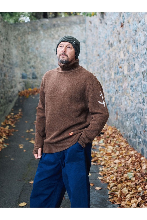 슈퍼 파인 메리노울 터틀넥 스웨터 - 브라운은 부드러운 촉감의 메리노울 소재로 제작되어 가을과 겨울에 따뜻하게 착용하기 좋습니다. 베이직하고 클래식한 스타일로 다양한 룩에 활용할 수 있으며, 레귤러 핏으로 편안한 착용감을 선사합니다. 긴 소매와 터틀넥 디자인이 특징이며, 두꺼운 두께감으로 보온성을 높였습니다. 가슴 부분에는 앵커 로고 자수가 포인트로 더해져 미니멀하면서도 세련된 느낌을 줍니다.
