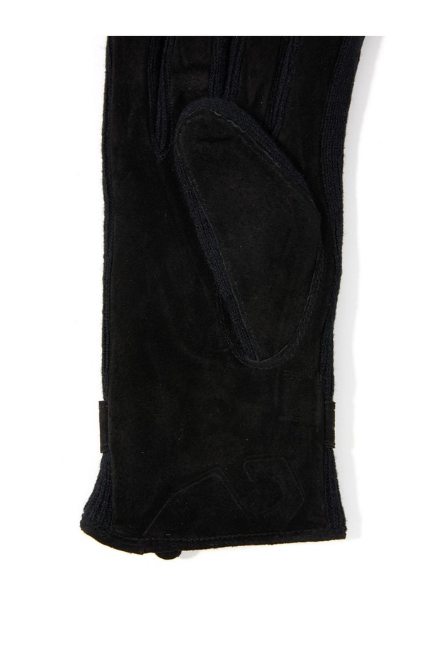 로라 여성 스웨이드 장갑 - 블랙은 부드러운 스웨이드 소재로 제작되어 가을, 겨울철 보온성을 높여주는 여성 장갑입니다. 클래식하고 미니멀한 디자인으로 출근룩에 잘 어울리며, 손가락이 분리된 디자인으로 활동성을 더했습니다. 블랙 컬러에 버튼 장식이 더해져 세련된 느낌을 선사합니다. 두꺼운 두께감으로 따뜻하게 손을 보호해주는 실용적인 아이템입니다.
