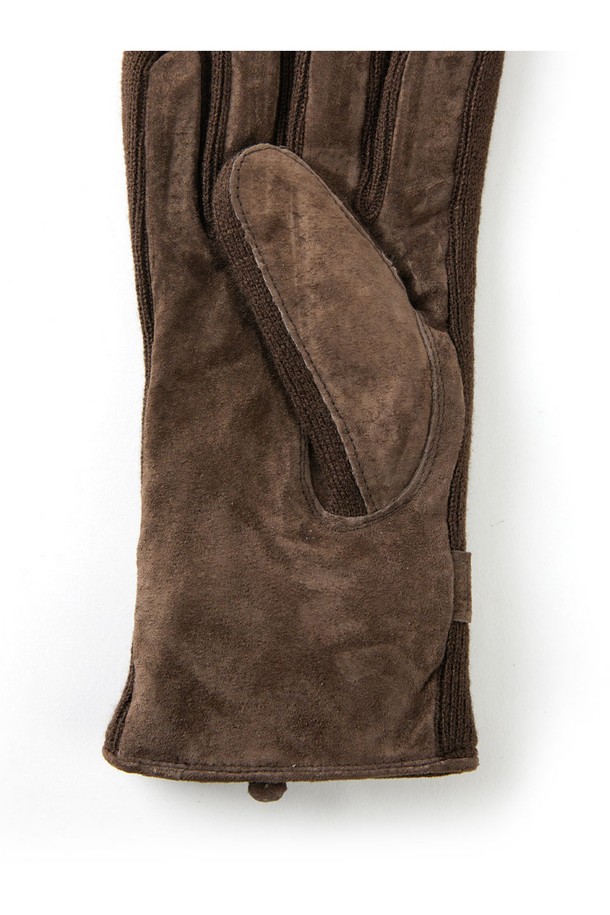 부드러운 스웨이드 소재와 모카 컬러가 돋보이는 로라 여성 장갑입니다. 가을, 겨울 시즌 따뜻하게 손을 보호해주는 데일리 아이템으로, 클래식하고 미니멀한 스타일을 연출하기 좋습니다. 손목 스트랩 디테일이 있으며, 촉감이 부드러워 편안하게 착용할 수 있습니다. 무지 디자인으로 어떤 옷차림에도 잘 어울리며, 일상생활에서 활용하기 좋은 장갑입니다.
