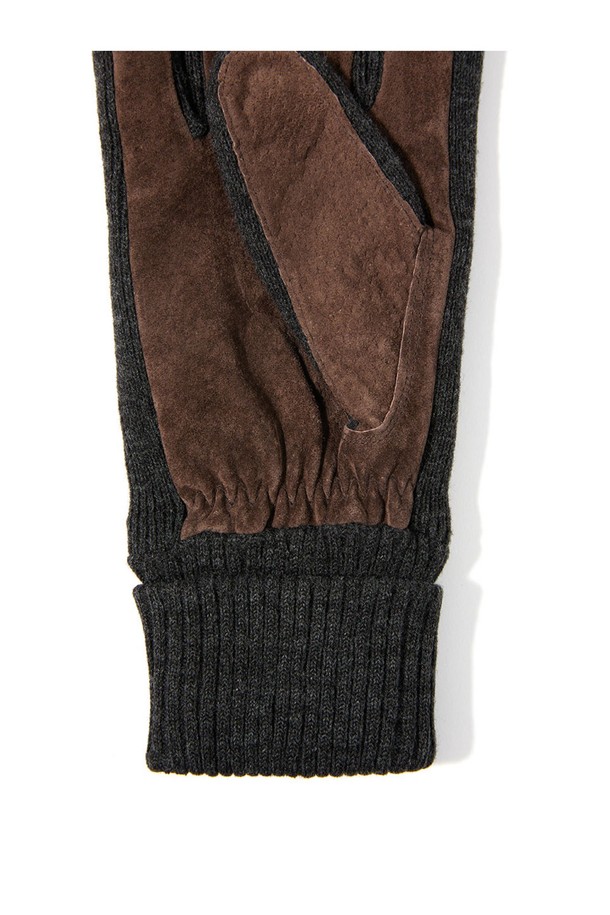 켄들 남성 스웨이드 장갑 - 브라운은 가을과 겨울철, 일상에서 착용하기 좋은 남성용 장갑입니다. 부드러운 스웨이드 소재와 보온성이 뛰어난 니트 소재를 사용하여 따뜻하고 편안한 착용감을 제공합니다. 손목 부분은 니트 디테일로 마감되어 디자인의 포인트를 더했으며, 클래식, 미니멀, 캐주얼 스타일 모두에 잘 어울립니다. 두꺼운 두께감으로 추운 날씨에도 따뜻하게 손을 보호해 줍니다. 무지 디자인의 브라운 컬러는 어떤 옷차림에도 매치하기 용이합니다.
