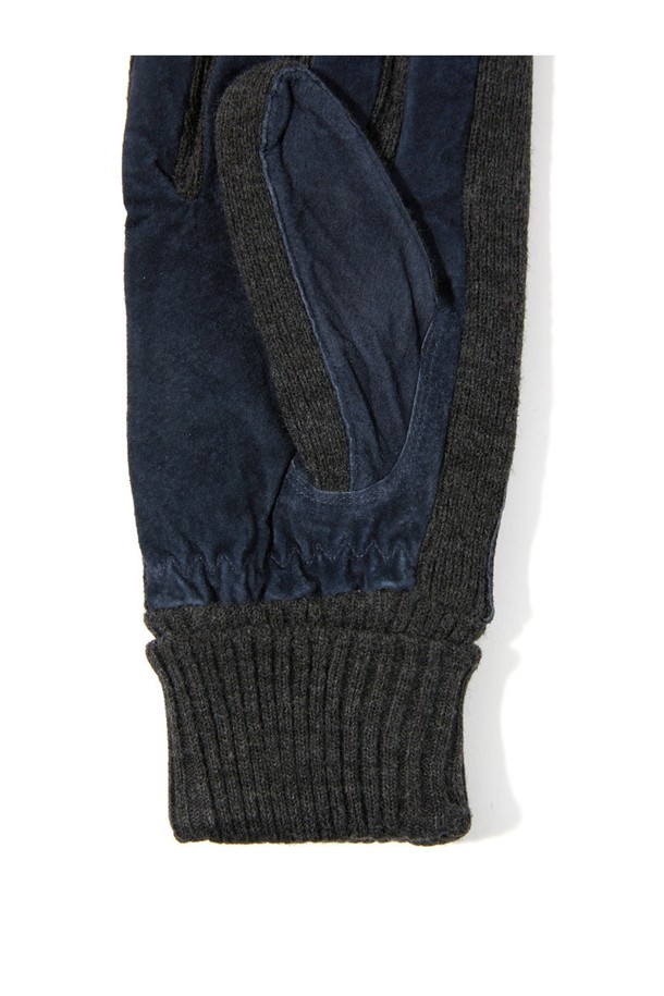 네이비 컬러의 켄들 남성 스웨이드 장갑입니다. 부드러운 스웨이드 소재로 제작되어 가을과 겨울철에 따뜻하게 착용할 수 있습니다. 두꺼운 두께감으로 보온성을 높였으며, 손목 립 디테일이 디자인의 포인트를 더합니다. 클래식, 미니멀, 캐주얼 스타일 모두 소화 가능하며, 출근룩에 매치하기 좋습니다. 무지 디자인으로 어떤 스타일에도 쉽게 코디할 수 있는 실용적인 장갑입니다.
