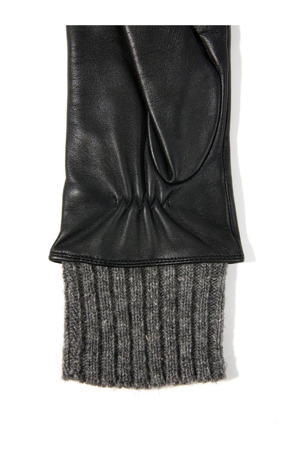 타마라 여성 가죽 장갑 - 블랙은 가을, 겨울철 여성의 손을 따뜻하게 보호해 주는 필수 아이템입니다. 부드러운 가죽 소재로 제작되어 뛰어난 촉감을 자랑하며, 손목 부분의 니트 디테일이 클래식하면서도 미니멀한 디자인을 완성합니다. 일상복뿐만 아니라 출근룩에도 잘 어울리는 스타일로, 무지 디자인으로 어떤 옷에도 매치하기 용이합니다. 보온 기능을 갖춘 두꺼운 장갑으로, 추운 날씨에도 따뜻함을 유지해 줍니다.
