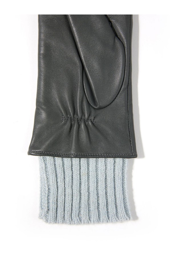 타마라 여성 가죽 장갑 - 차콜은 가을과 겨울, 당신의 손을 따뜻하게 감싸줄 부드러운 가죽 장갑입니다. 차콜 컬러의 무지 디자인으로, 출근룩이나 모임룩 등 다양한 TPO에 활용하기 좋습니다. 손목 부분은 니트 디테일로 포인트를 주어 클래식, 미니멀, 캐주얼 스타일 모두 소화 가능합니다. 보온성을 높여 추운 날씨에도 따뜻함을 유지해 줍니다. 부드러운 촉감으로 편안한 착용감을 선사합니다.
