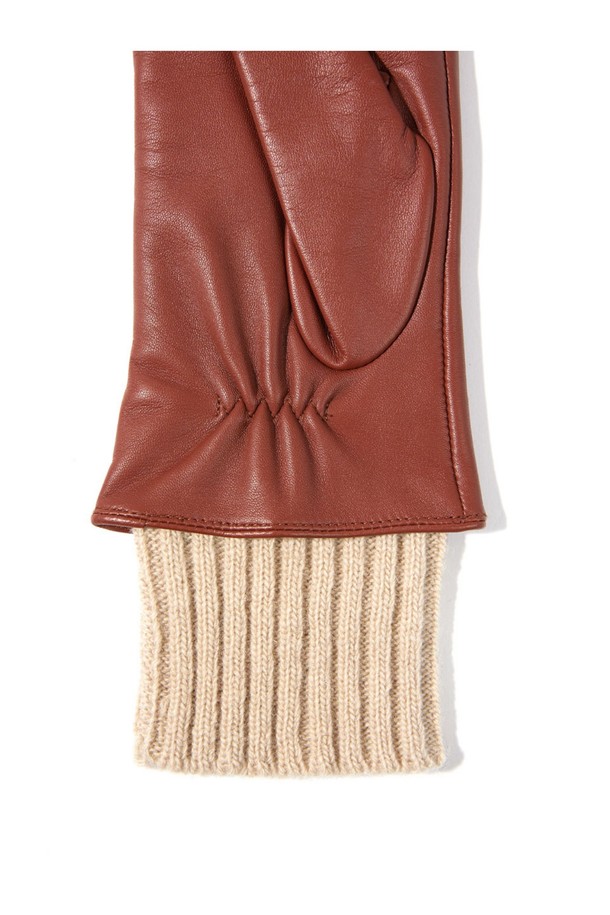 타마라 여성 가죽 장갑 - 꼬냑은 가을, 겨울철 당신의 손을 따뜻하게 감싸줄 필수 아이템입니다. 부드러운 가죽 소재로 제작되어 뛰어난 촉감을 선사하며, 보온 기능을 갖춰 추운 날씨에도 따뜻함을 유지해 줍니다. 꼬냑 색상은 어떤 스타일에도 잘 어울리며, 무지 디자인에 손목 부분의 니트 디테일이 은은한 포인트를 더합니다. 출근룩이나 모임룩에 클래식하고 미니멀한 스타일을 더해 세련된 룩을 연출해보세요. 일상에서도 캐주얼하게 착용하여 편안함과 스타일을 동시에 잡을 수 있습니다.
