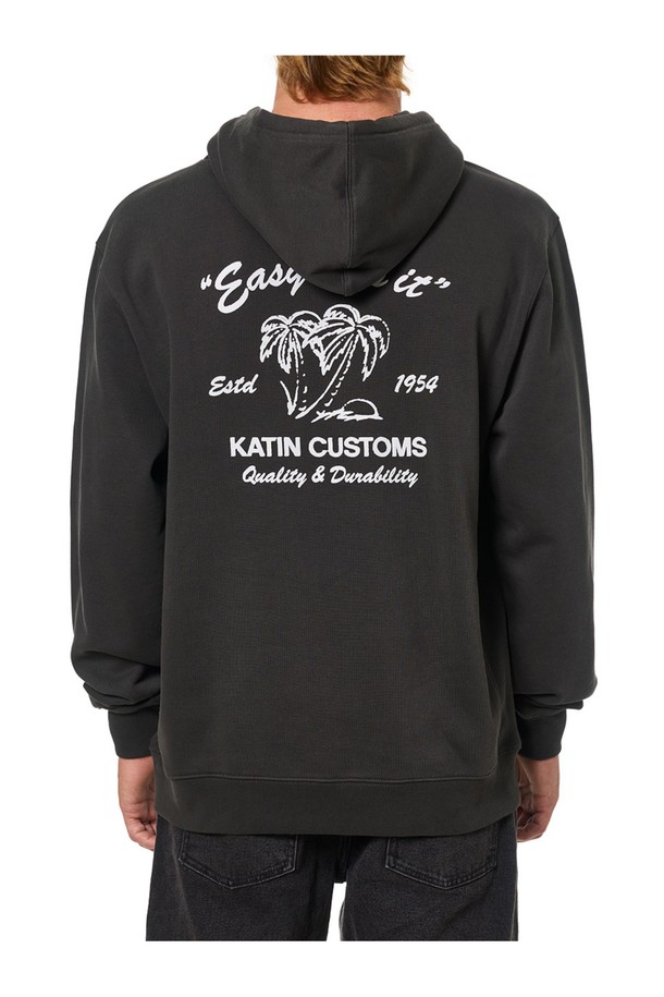 써즈 후드티 - 블랙 워시: 캐주얼, 스트릿 스타일을 아우르는 써즈 후드티입니다. 면 소재로 제작되어 부드러운 촉감을 선사하며, 봄, 가을, 겨울 세 계절 모두 활용 가능합니다. 레귤러핏으로 편안하게 착용 가능하며, 로고와 프린트 무늬가 돋보입니다. 워싱 가공으로 빈티지한 멋을 더했고, 캠핑룩이나 산책룩에 잘 어울립니다.
