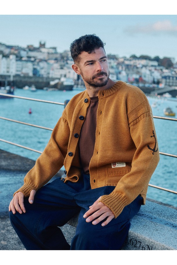 피셔맨 홀가먼트 가디건 - 카멜은 부드러운 울 소재로 제작되어 가을, 겨울 시즌 따뜻하게 착용할 수 있는 두꺼운 두께의 긴소매 가디건입니다. 라운드넥 디자인에 버튼 여밈 방식으로 편안하게 입고 벗을 수 있으며, 넉넉한 레귤러핏으로 제작되어 활동성을 높였습니다. 캐주얼, 클래식, 미니멀 스타일 모두 소화 가능하며, 홀가먼트 패턴과 카멜 컬러가 세련된 분위기를 연출합니다. 데일리룩에 포인트가 되어줄 포켓 디테일까지 갖춘 실용적인 아이템입니다.
