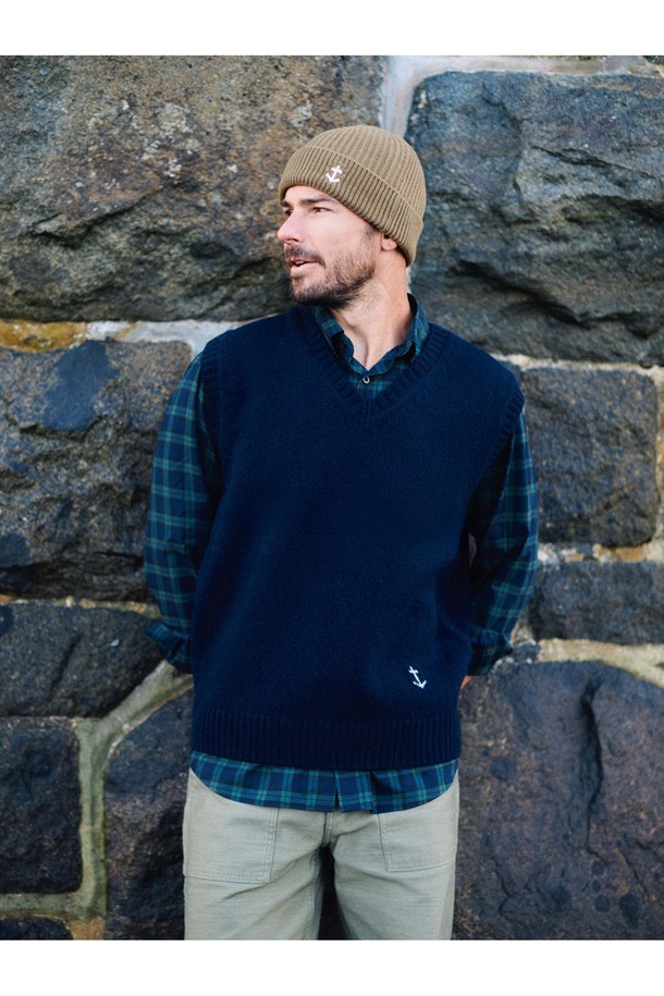 네이비 컬러의 셔틀랜드울 브이넥 베스트입니다. 셔틀랜드울 소재로 제작되어 부드러운 촉감과 두꺼운 두께감으로 가을, 겨울철 따뜻하게 착용하기 좋습니다. 베이직하고 클래식한 디자인으로 출근룩, 비즈니스 캐주얼, 모임룩 등 다양한 TPO에 활용할 수 있습니다. 레귤러핏으로 제작되었으며, 민소매 디자인으로 이너와 레이어드하여 미니멀하면서도 세련된 스타일을 연출할 수 있습니다. 무지 디자인의 브이넥 베스트로, 어떤 옷에도 잘 어울려 활용도가 높습니다.
