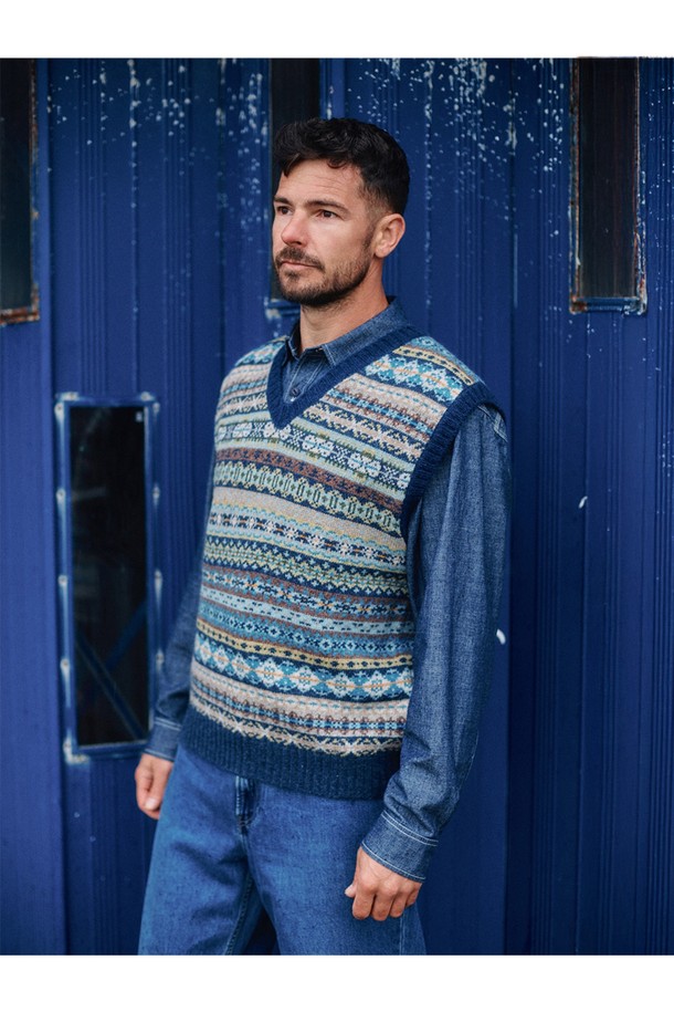 세인트피터 페어아일 브이넥 베스트 - 네이비는 클래식한 무드를 자아내는 남성용 니트 베스트입니다. 울 소재로 제작되어 부드러운 촉감과 두꺼운 두께감으로 가을, 겨울철 따뜻하게 착용할 수 있습니다. 페어아일 패턴이 돋보이며, 레귤러 핏과 브이넥 디자인으로 오피스룩, 비즈니스 캐주얼, 모임룩 등 다양한 TPO에 활용 가능합니다. 미니멀하고 캐주얼한 스타일을 연출하기에도 좋습니다.
