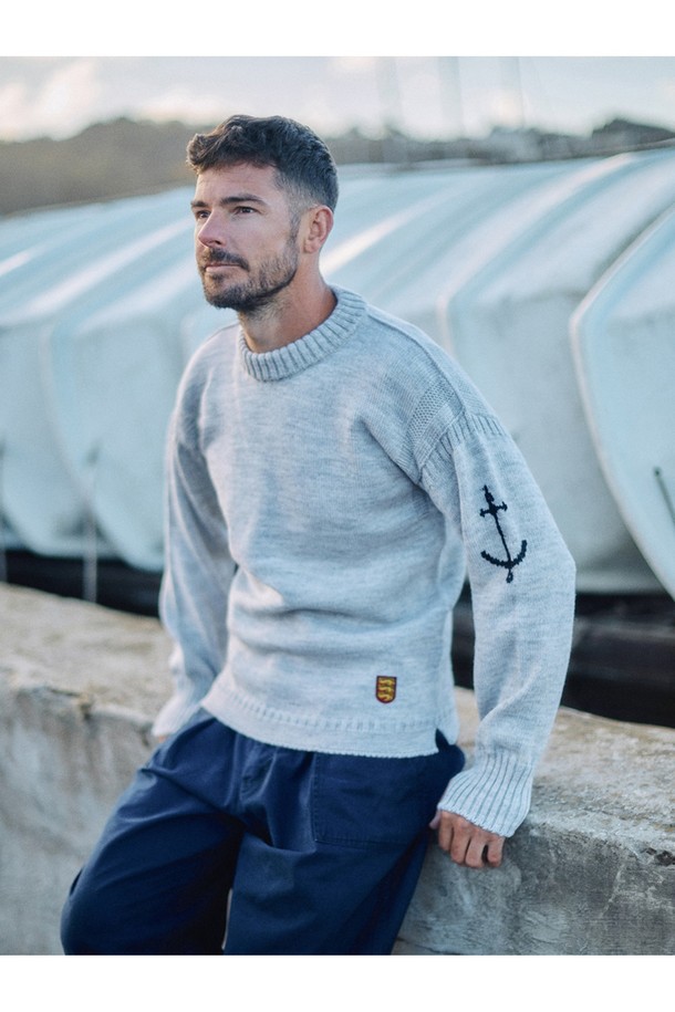 가을과 겨울에 어울리는 크루넥 홀가먼트 스웨터입니다. 울 소재로 제작되어 부드러운 촉감과 뛰어난 보온성을 제공하며, 두꺼운 두께감으로 포근하게 착용할 수 있습니다. 베이직하고 캐주얼한 스타일로, 일상에서 편안하게 즐겨 입기 좋습니다. 라이트 그레이 컬러와 심플한 디자인은 어떤 룩에도 잘 어울리며, 니트 패치 디테일로 포인트를 더했습니다. 레귤러핏으로 제작되어 편안한 착용감을 선사합니다.
