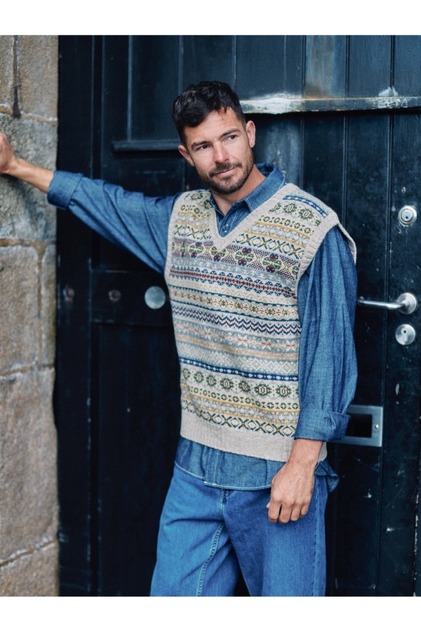 세인트피터 페어아일 브이넥 베스트 - 베이지는 가을, 겨울 시즌에 어울리는 울 소재의 니트 베스트입니다. 클래식하고 캐주얼한 무드를 동시에 연출하며, 레귤러핏과 레귤러 기장으로 편안한 착용감을 선사합니다. 페어아일 패턴과 브이넥 디자인이 특징이며, 출근룩과 모임룩, 그리고 미니멀한 스타일 연출에 적합합니다. 부드러운 촉감과 두꺼운 두께감으로 따뜻함을 더해줍니다. 베이지 컬러는 어떤 옷에도 잘 어울려 활용도가 높습니다.
