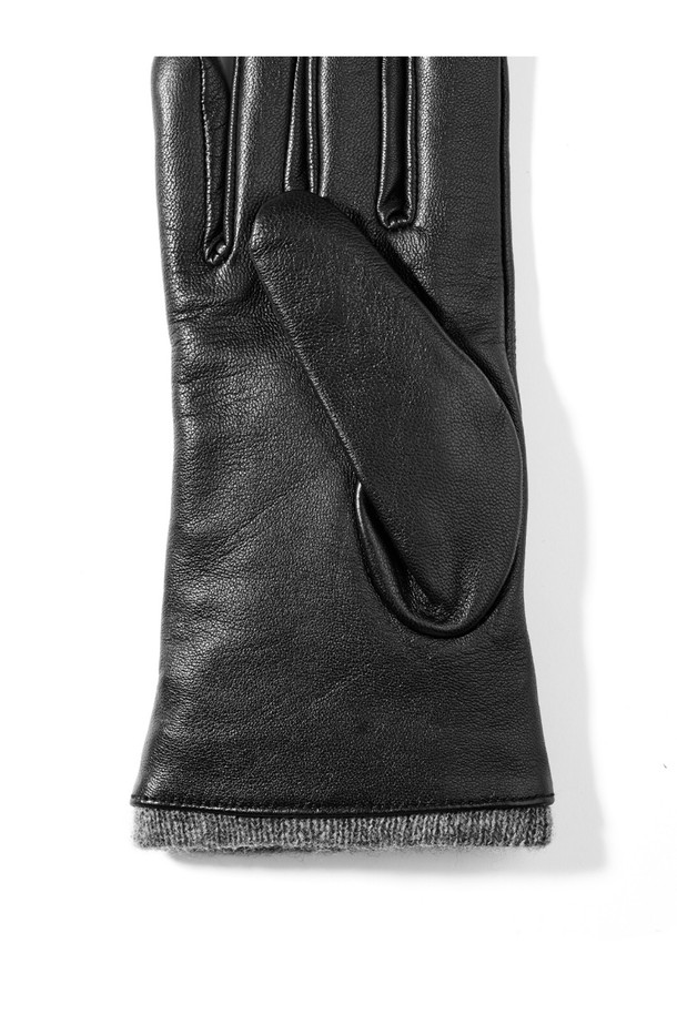 케이라 터치스크린 여성 가죽장갑 - 블랙은 출근룩과 모임룩에 모두 잘 어울리는 클래식, 미니멀, 시크 스타일의 장갑입니다. 부드러운 가죽 소재로 제작되어 가을과 겨울, 추운 계절에 따뜻하게 착용할 수 있습니다. 무지 디자인에 버클 장식이 포인트로 더해져 세련된 느낌을 줍니다. 터치스크린 기능이 있어 장갑을 착용한 채로 스마트폰 사용이 가능하여 편리합니다. 블랙 색상으로 어떤 의상에도 잘 어울려 데일리 아이템으로 활용하기 좋습니다.
