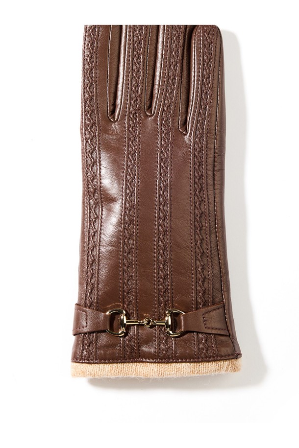 케이라 터치스크린 여성 가죽 장갑 - 체스트넛은 겨울철 여성의 손을 따뜻하게 보호해 줄 뿐만 아니라, 스타일리시함까지 더해주는 필수 아이템입니다. 부드러운 가죽 소재로 제작되어 뛰어난 착용감을 선사하며, 체스트넛 컬러와 클래식, 미니멀, 시크한 스타일을 연출하여 출근룩, 데이트룩 등 다양한 TPO에 활용할 수 있습니다. 특히 터치스크린 기능이 탑재되어 장갑을 착용한 채로 스마트 기기를 편리하게 사용할 수 있습니다. 디자인에 버클 장식이 더해져 세련된 포인트를 주며, 두꺼운 두께로 보온성을 극대화했습니다.
