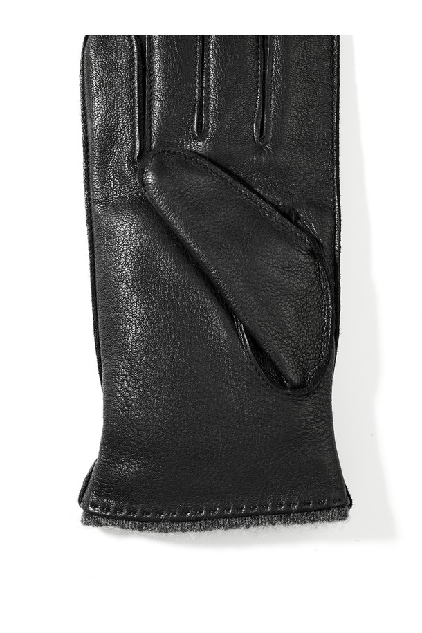 에딩턴 사슴가죽 장갑 - 블랙은 남성용 장갑으로, 가을과 겨울에 착용하기 좋습니다. 부드러운 촉감의 사슴가죽과 가죽 소재를 사용하여 제작되었으며, 일상 및 출근룩에 잘 어울립니다. 클래식하고 미니멀한 스타일을 연출하며, 손목 밴딩과 스티치 디자인으로 포인트를 더했습니다. 보온 기능이 있어 추운 날씨에도 따뜻하게 손을 보호해 줍니다. 
