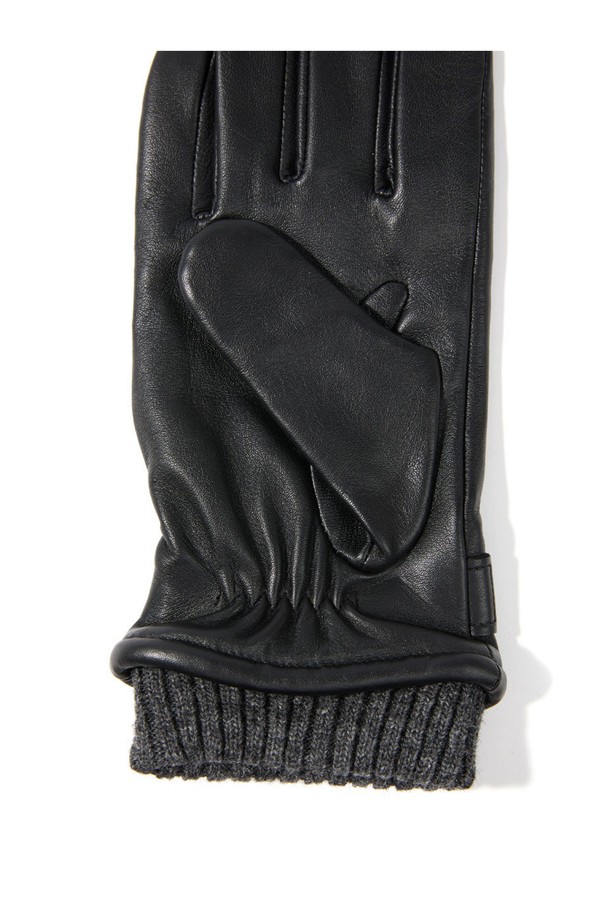 헨리 터치스크린 남성 가죽 장갑 - 블랙은 가을과 겨울철, 출근룩과 데이트룩에 어울리는 베이직 스타일의 남성용 장갑입니다. 부드러운 촉감의 가죽 소재와 니트 커프스로 디자인되어 클래식, 미니멀, 캐주얼 룩에 모두 잘 어울립니다. 손목 부분은 니트 마감 처리되어 따뜻함과 편안함을 더했습니다. 또한, 터치스크린 기능을 지원하여 스마트폰 사용의 편리성을 높였습니다. 헨리 터치스크린 남성 가죽 장갑은 일상생활에서 스타일과 실용성을 동시에 만족시키는 필수 아이템입니다.
